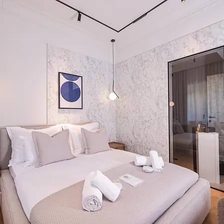 Estium Luxury زادار